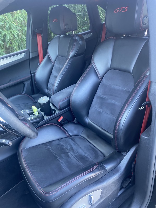 Lavage intérieur d'un Porsche Macan GTS à Carros