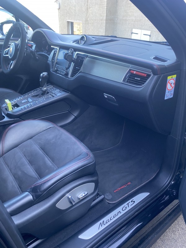 Lavage intérieur d'un Porsche Macan GTS à Carros