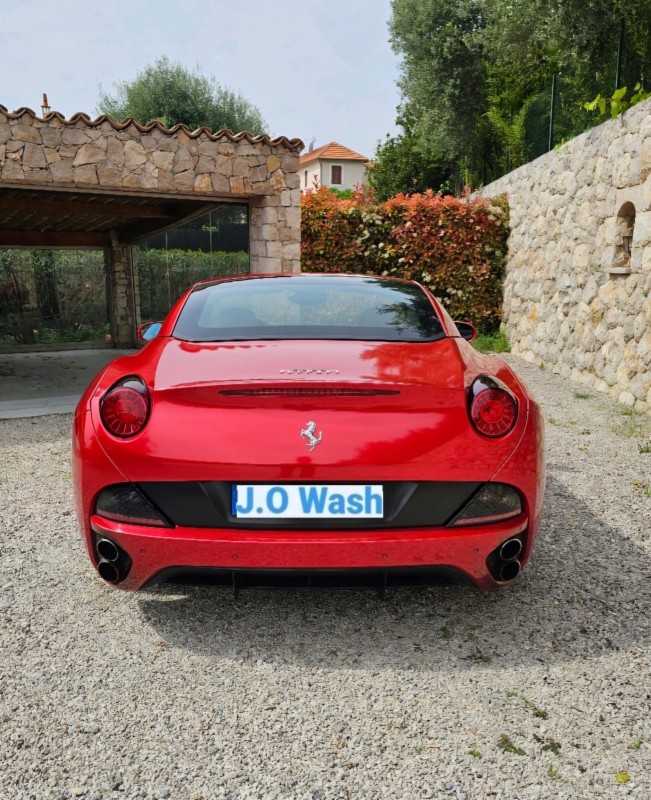 Lavage extérieur et nettoyage intérieur d'une Ferrari California à Nice