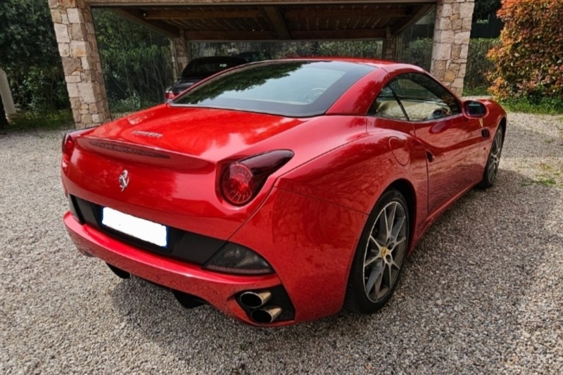 Lavage extérieur et nettoyage intérieur d'une Ferrari California à Nice