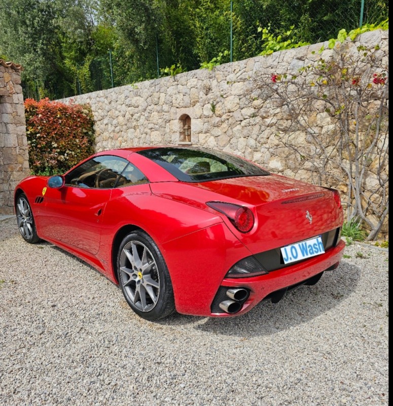 Lavage extérieur et nettoyage intérieur d'une Ferrari California à Nice