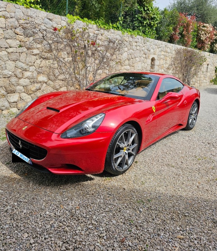 Lavage extérieur et nettoyage intérieur d'une Ferrari California à Nice