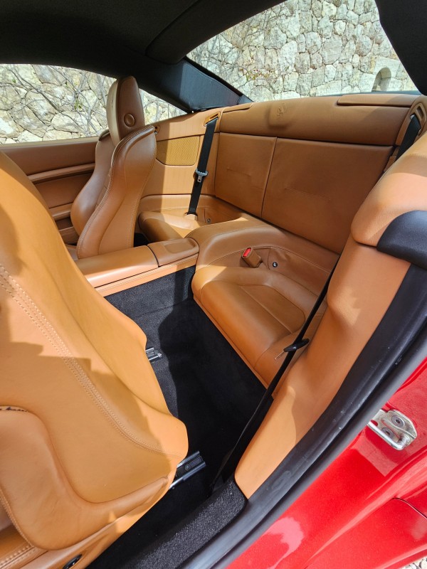 Lavage extérieur et nettoyage intérieur d'une Ferrari California à Nice