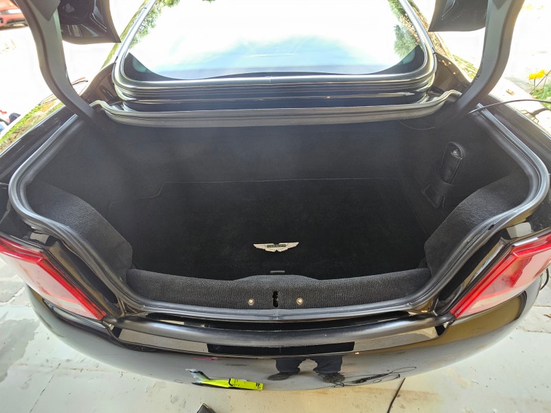 Lavage extérieur + nettoyage intérieur d'une Aston Martin Vanquish S à Nice