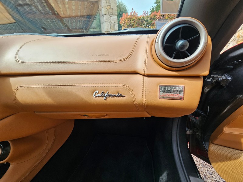 Lavage extérieur et nettoyage intérieur d'une Ferrari California à Nice