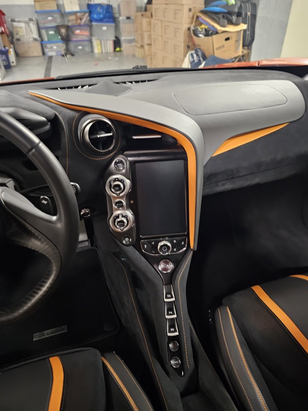 Lavage extérieur + nettoyage intérieur sur une Mclaren 720s à Saint Laurent du Var