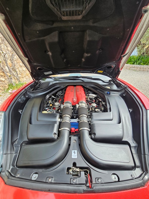 Lavage extérieur et nettoyage intérieur d'une Ferrari California à Nice