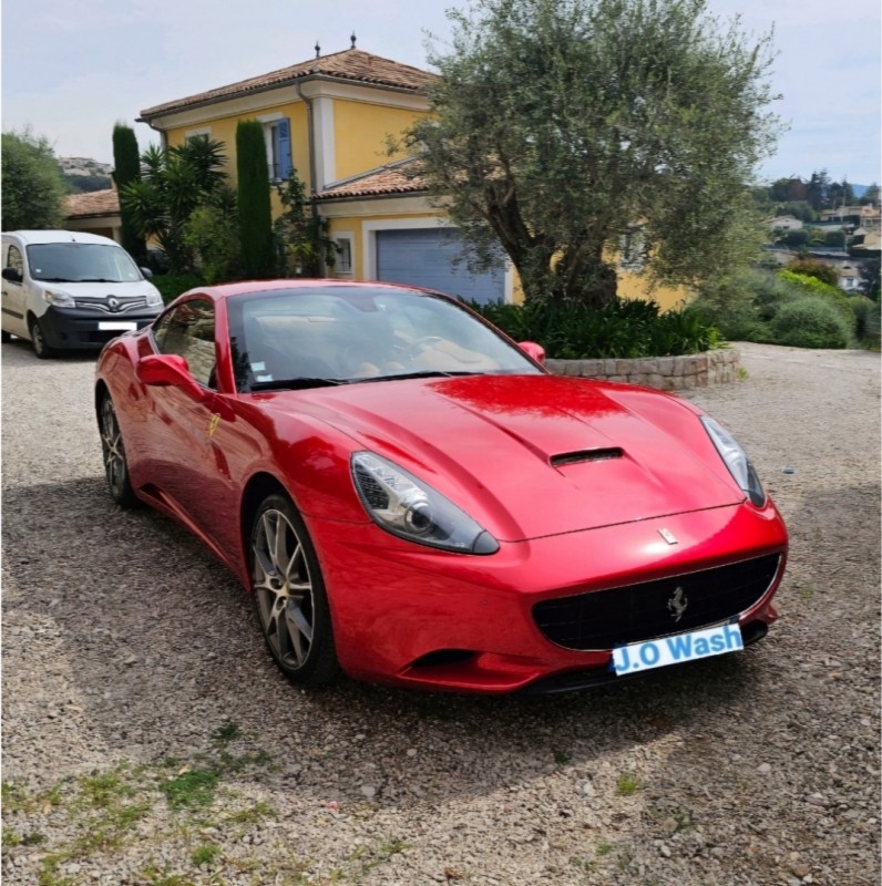 Lavage extérieur et nettoyage intérieur d'une Ferrari California à Nice