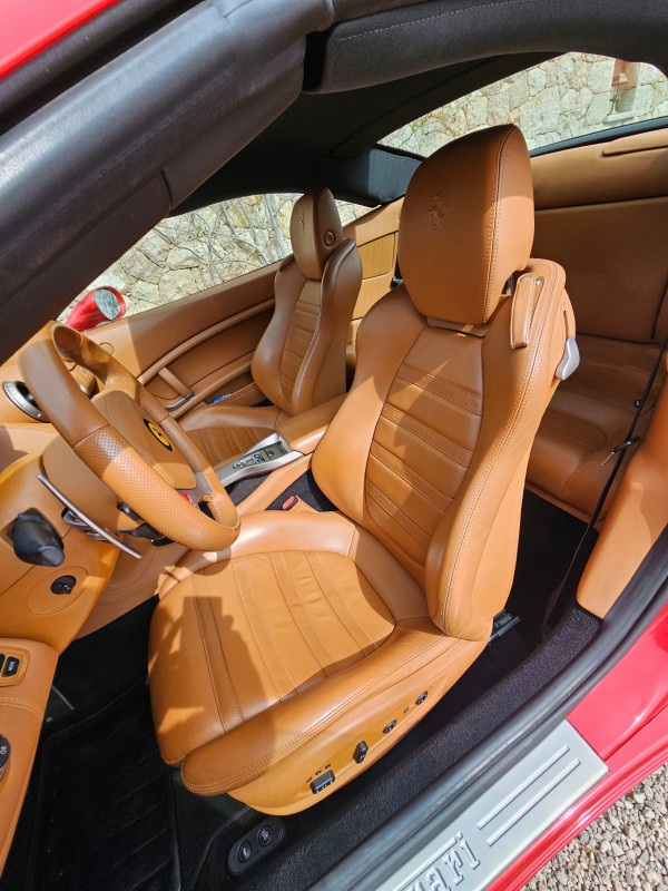 Lavage extérieur et nettoyage intérieur d'une Ferrari California à Nice