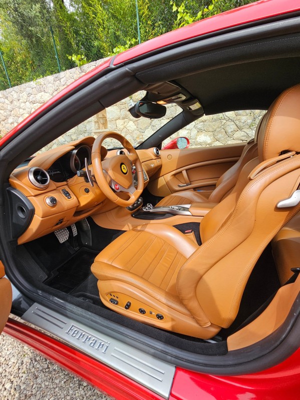 Lavage extérieur et nettoyage intérieur d'une Ferrari California à Nice