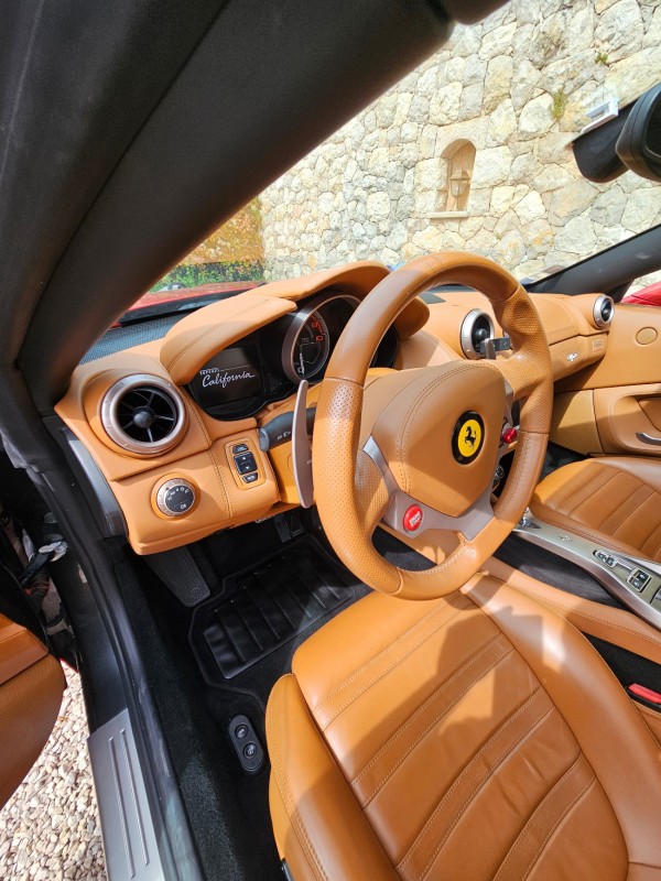 Lavage extérieur et nettoyage intérieur d'une Ferrari California à Nice