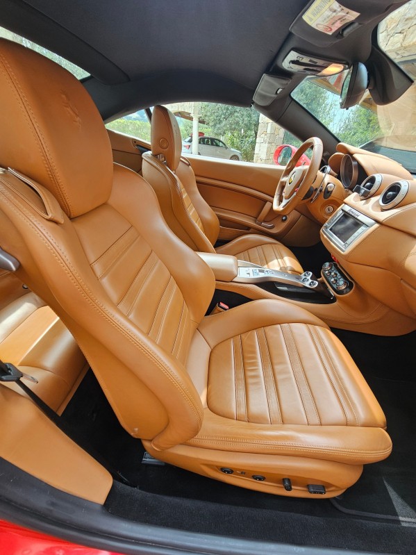 Lavage extérieur et nettoyage intérieur d'une Ferrari California à Nice