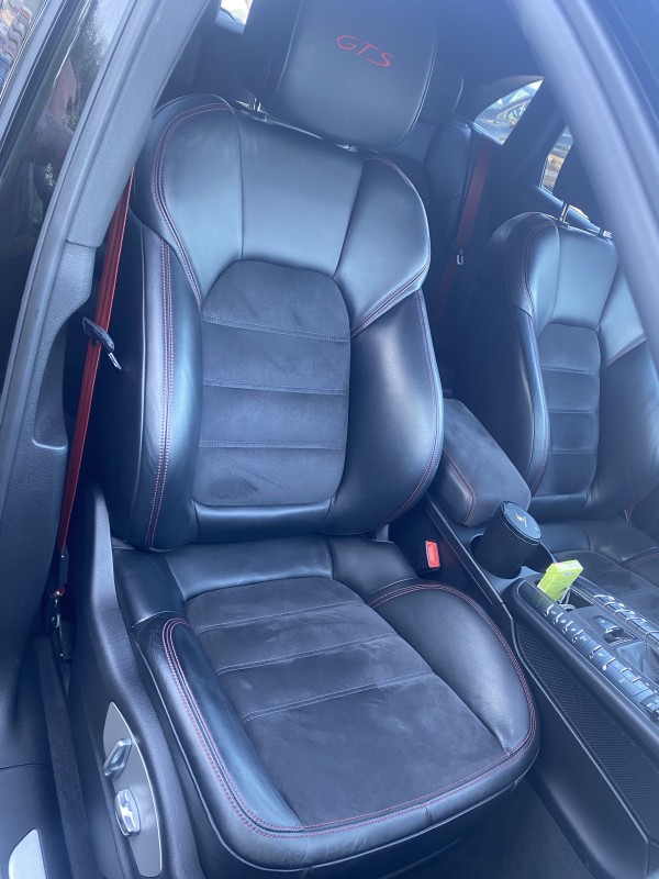 Lavage intérieur d'un Porsche Macan GTS à Carros