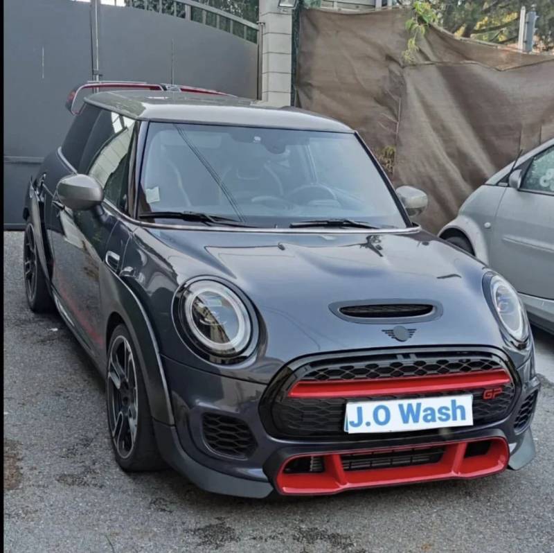 Nettoyage intérieur et extérieur et lustrage à la main d'une voiture de sport type MINI COOPER GP à domicile à Villeneuve Loubet dans les Alpes Maritimes