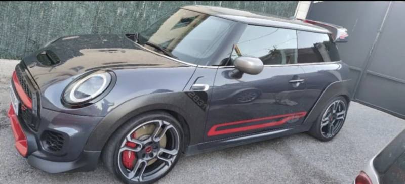 Nettoyage intérieur et extérieur et lustrage à la main d'une voiture de sport type MINI COOPER GP à domicile à Villeneuve Loubet dans les Alpes Maritimes