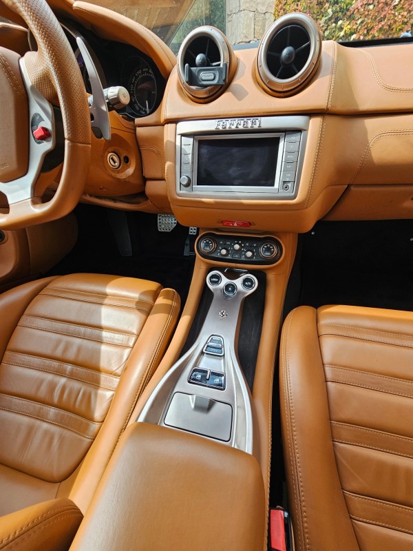 Lavage extérieur et nettoyage intérieur d'une Ferrari California à Nice