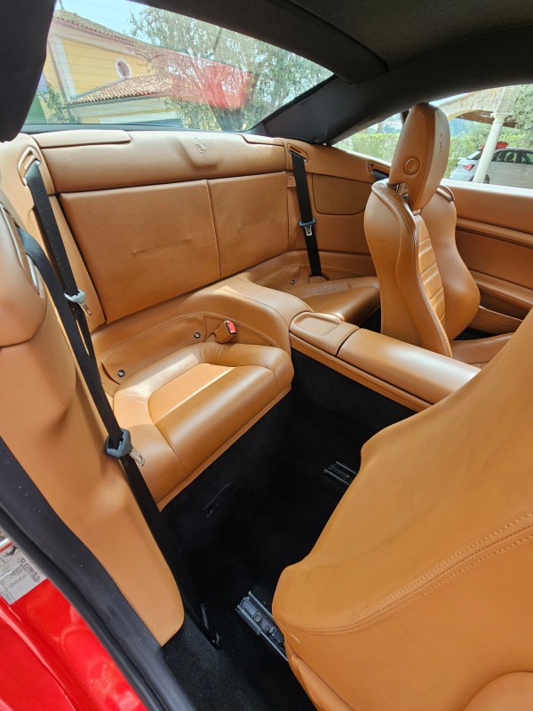 Lavage extérieur et nettoyage intérieur d'une Ferrari California à Nice