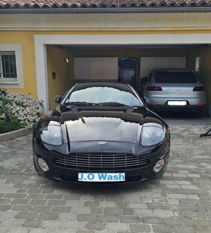 Lavage extérieur + nettoyage intérieur d'une Aston Martin Vanquish S à Nice