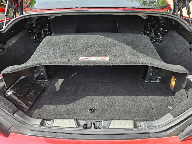 Lavage extérieur et nettoyage intérieur d'une Ferrari California à Nice