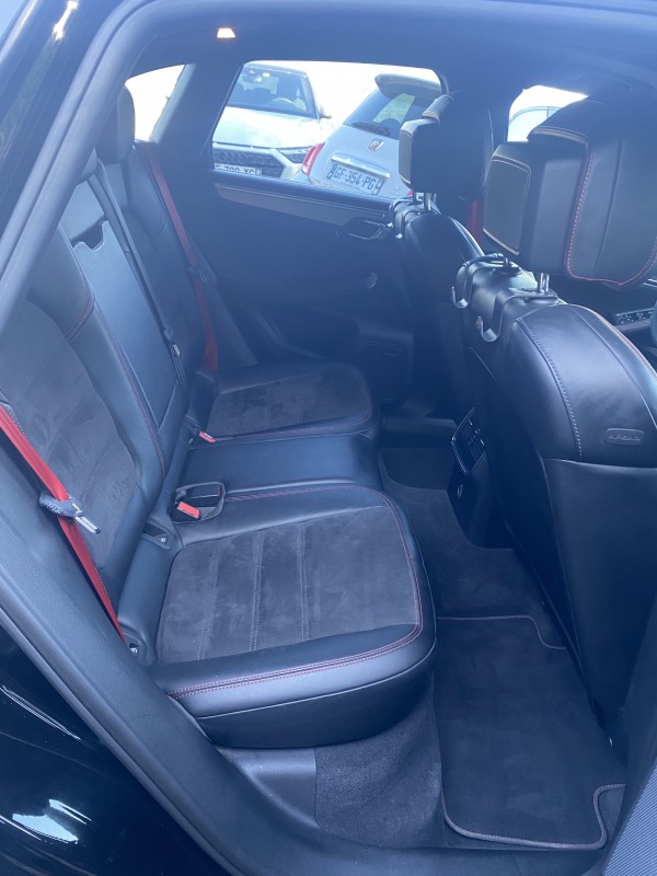 Lavage intérieur d'un Porsche Macan GTS à Carros