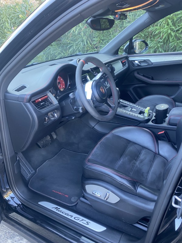Lavage intérieur d'un Porsche Macan GTS à Carros